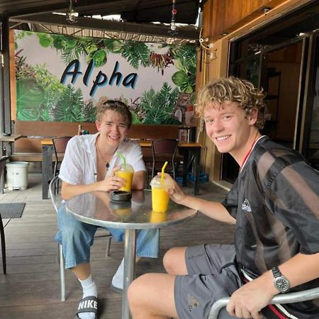 Alpha Hostel Cafe&Bar Ban Khlong Yai Bagian luar foto