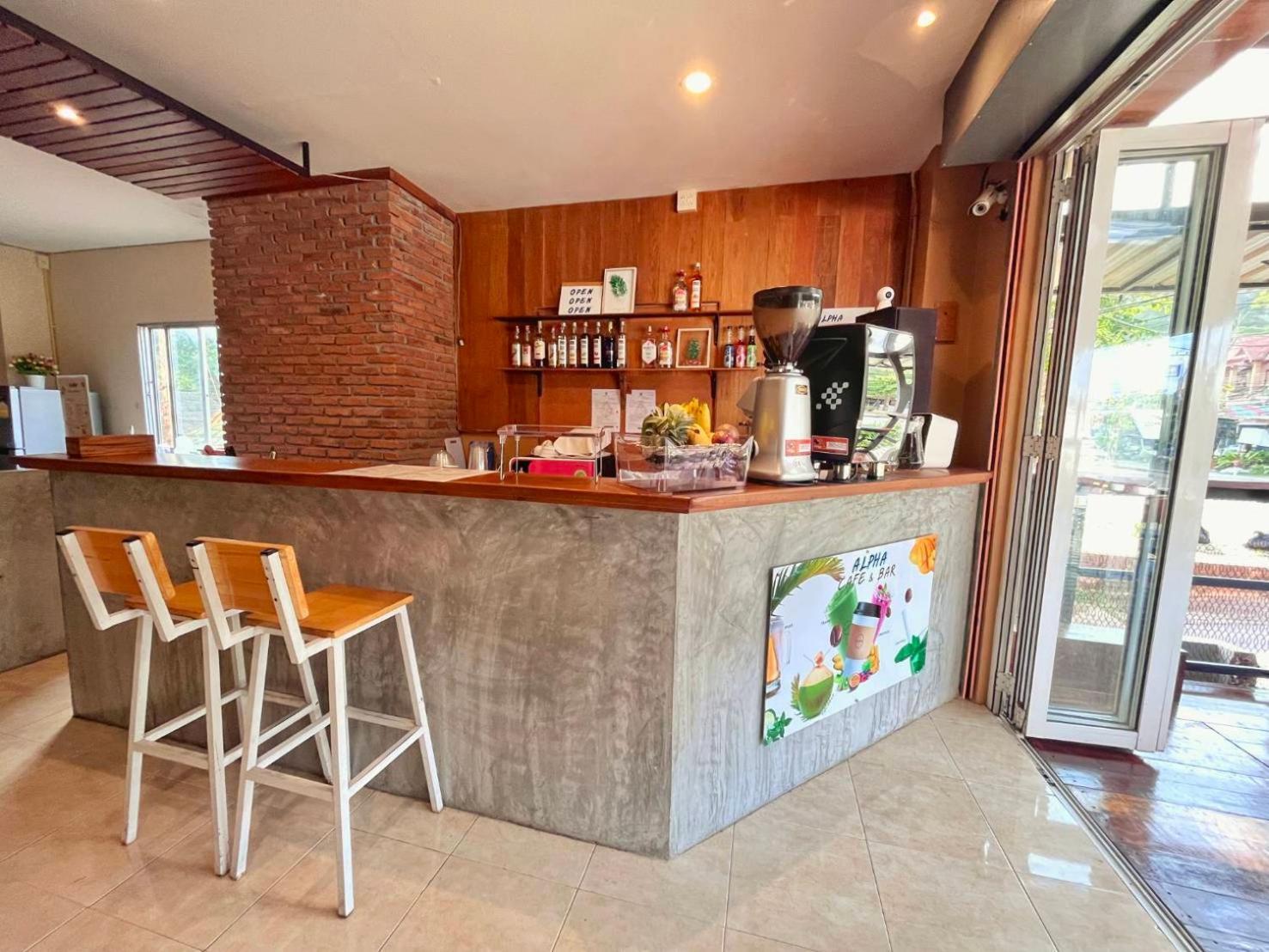 Alpha Hostel Cafe&Bar Ban Khlong Yai Bagian luar foto