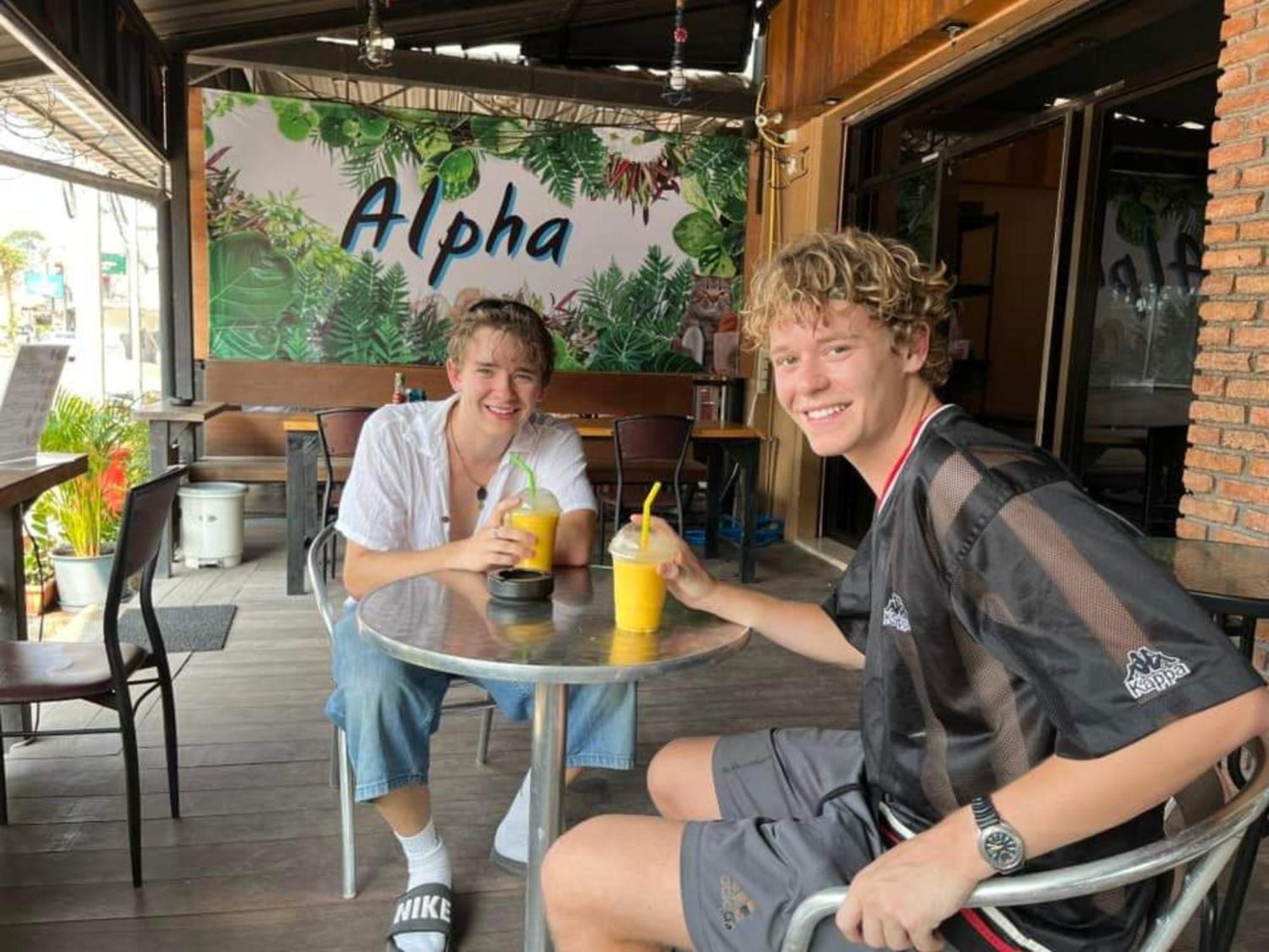 Alpha Hostel Cafe&Bar Ban Khlong Yai Bagian luar foto